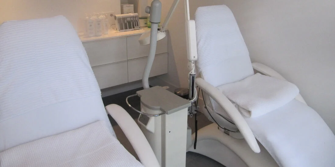 De behandelkamer van Schoonheidssalon Joure met twee stoelen